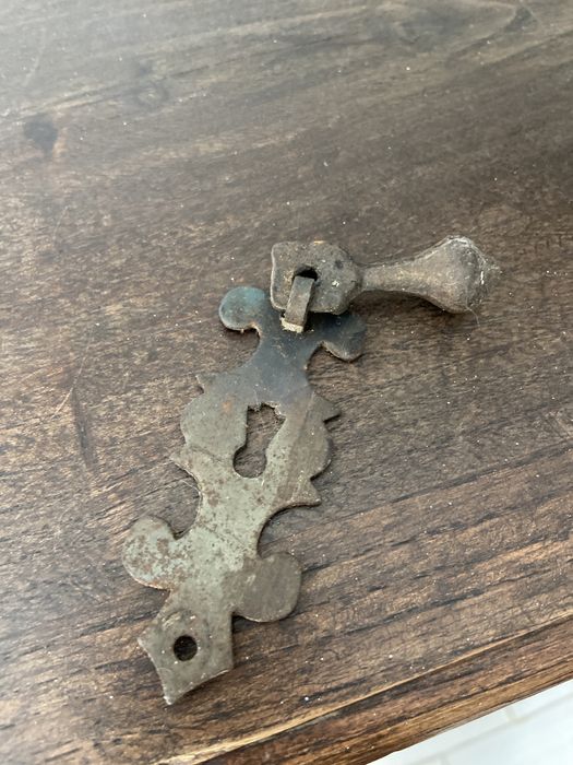 Movel bar com uma prateleira dentro das portas e duas gavetas