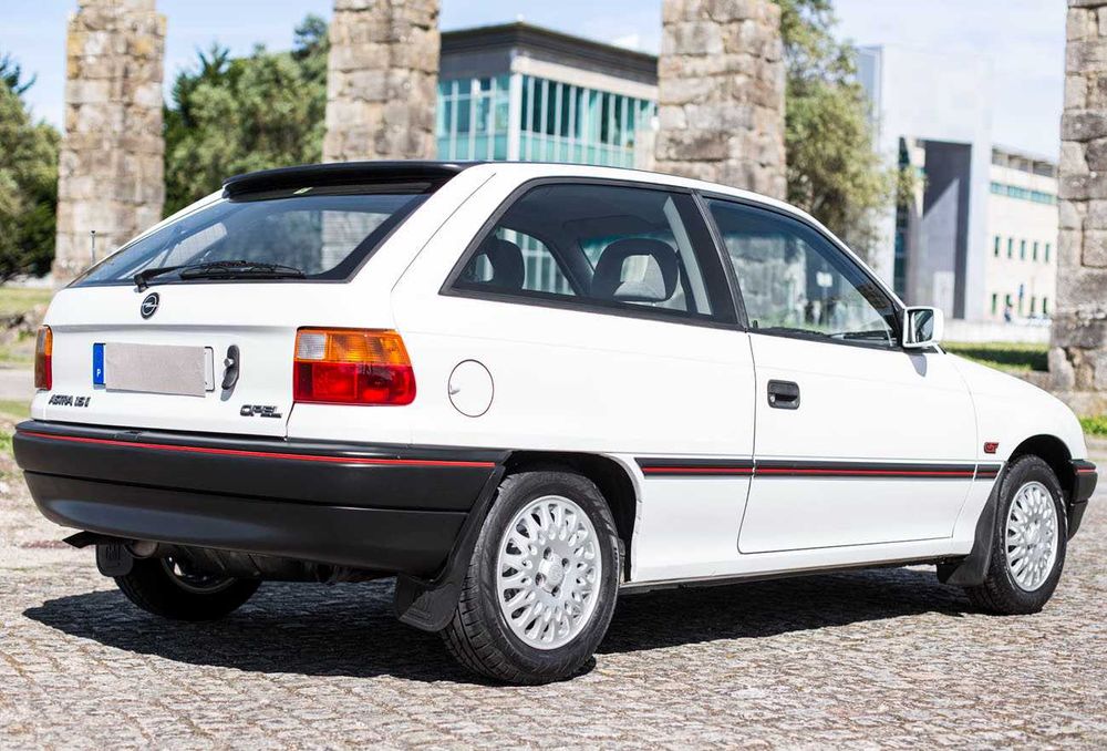 Opel Astra GT 1.6i 3P. (Certificado Museu do Caramulo)