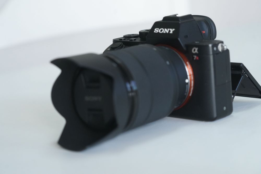 Sony A7 II + Lente 28–70mm + Acessórios | Excelente Estado