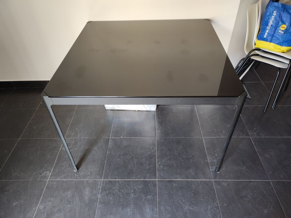 Mesa vidro+metal preta (IKEA)