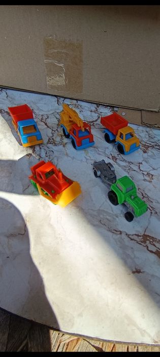 Pięć starych samochodzików budowlanych składanych