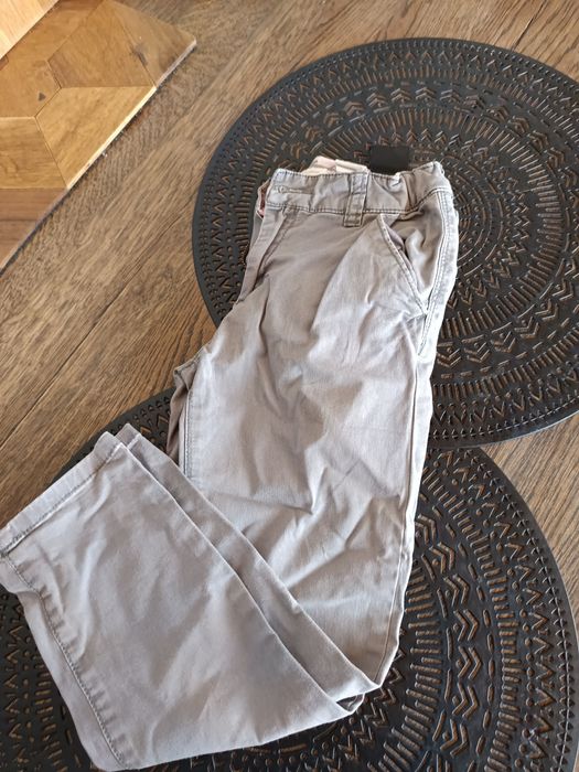 Spodnie materiałowe dla dziewczynki.