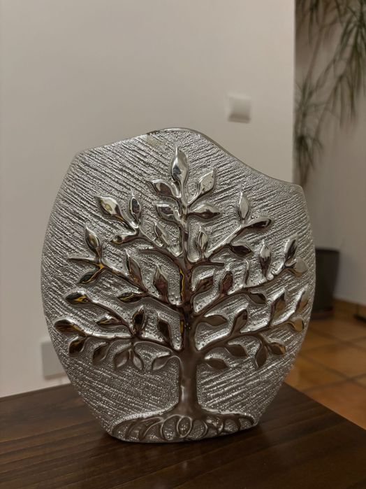 Conjunto de 7 jarras decorativas em metal prateado