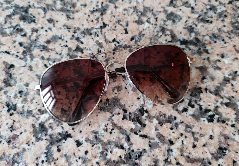 Óculos de sol dourados