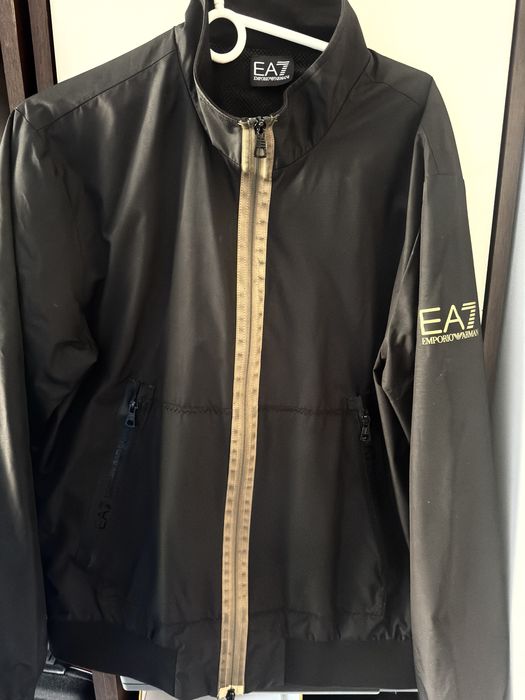 Kurtka wiatrówka Emporio Armani czarna ze złotym logo rozmiar L