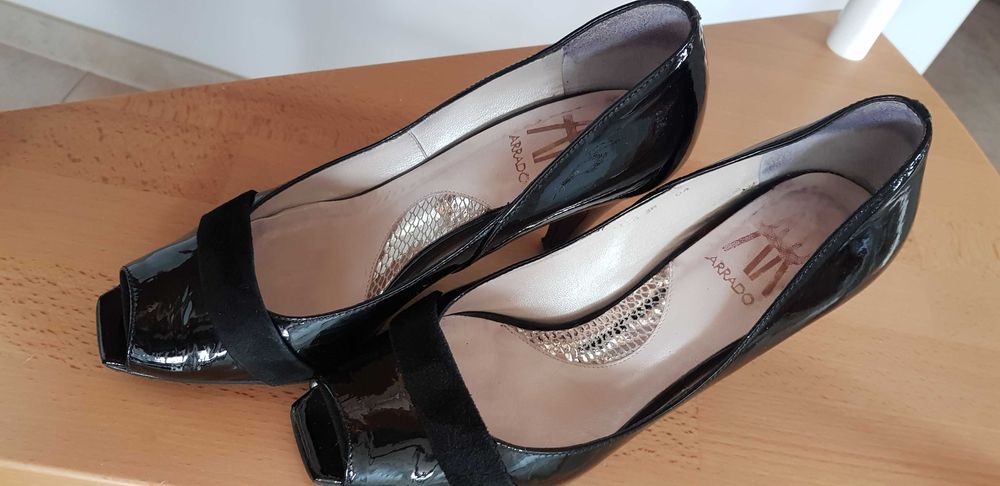 #buty. Czarne czółenka na obcasie, odslonięte palce.