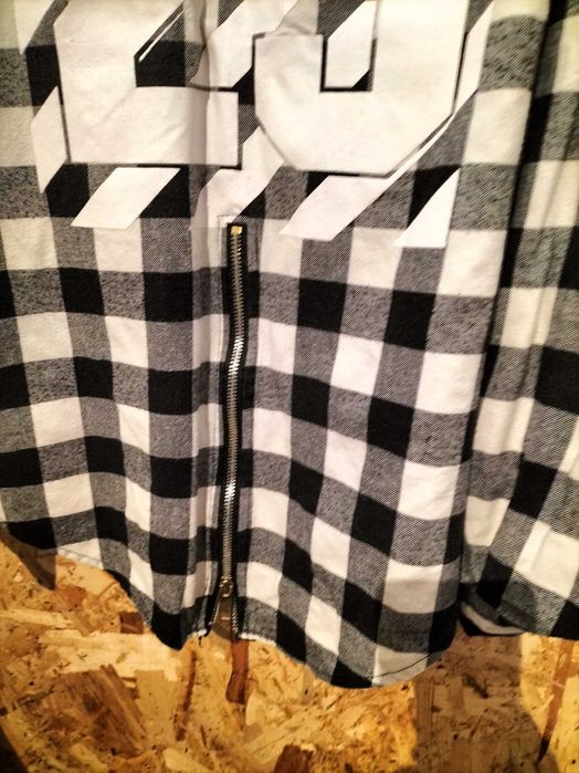 Camisa de quadrados pretos e brancos