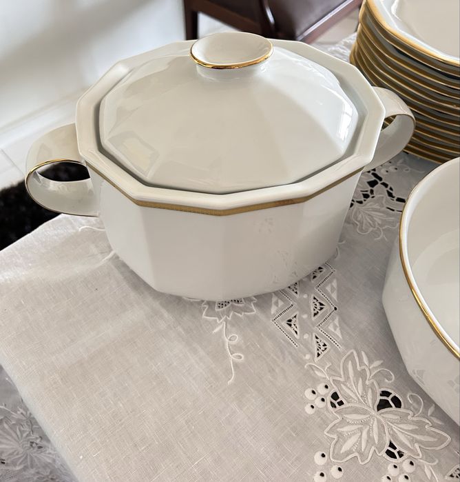 Serviço de Jantar Tirschenreuth Bavaria – 66 peças – Porcelana Alemã – Filete Dourado