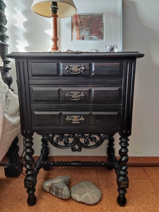 Cama de bilros c/ 2 mesas de cabeceira, muito estimadas.