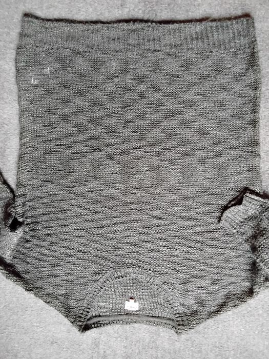 Sweter z krótkim rękawem khaki.