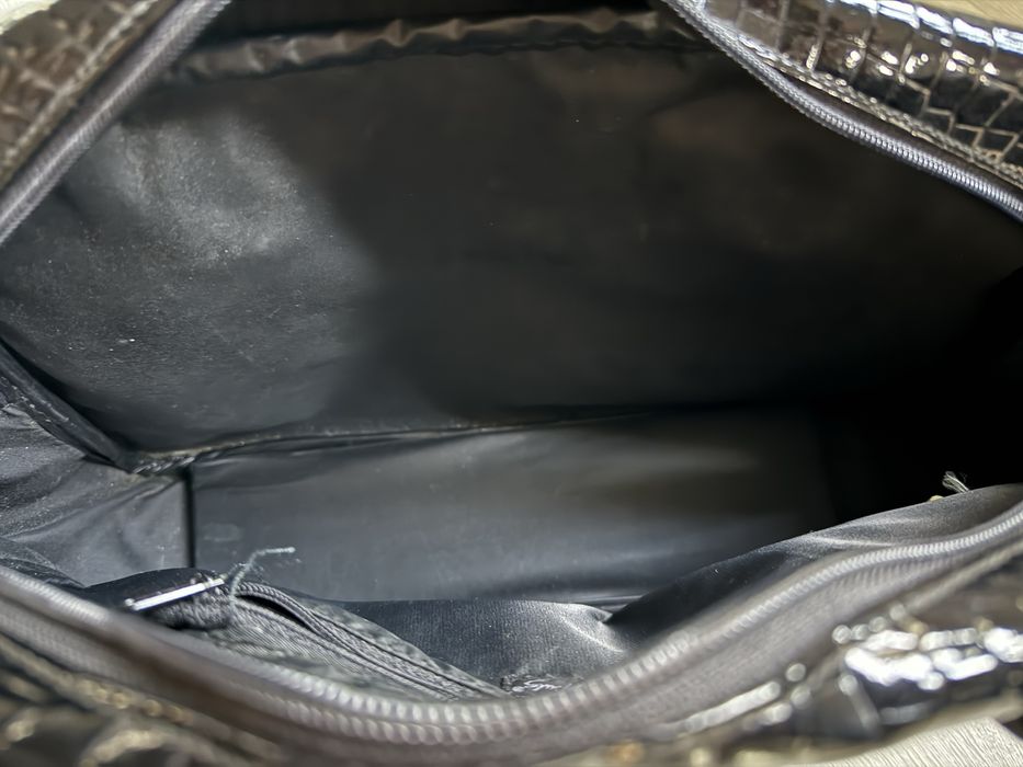 Czarna lakierowana torebka