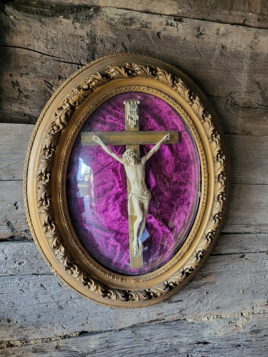 Zabytkowy krzyż za wypukłym szkłem owalna rama