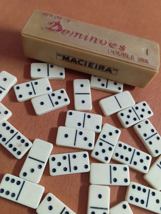 Dominó antigo da Macieira