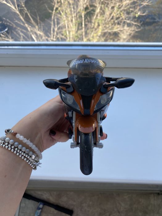 Іграшковий мотоцикл з прискоренням