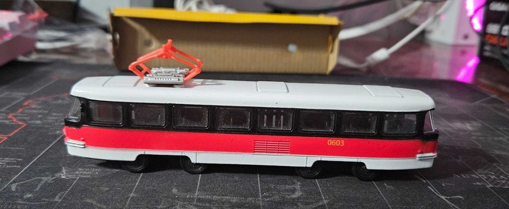 Трамвай игрушка.