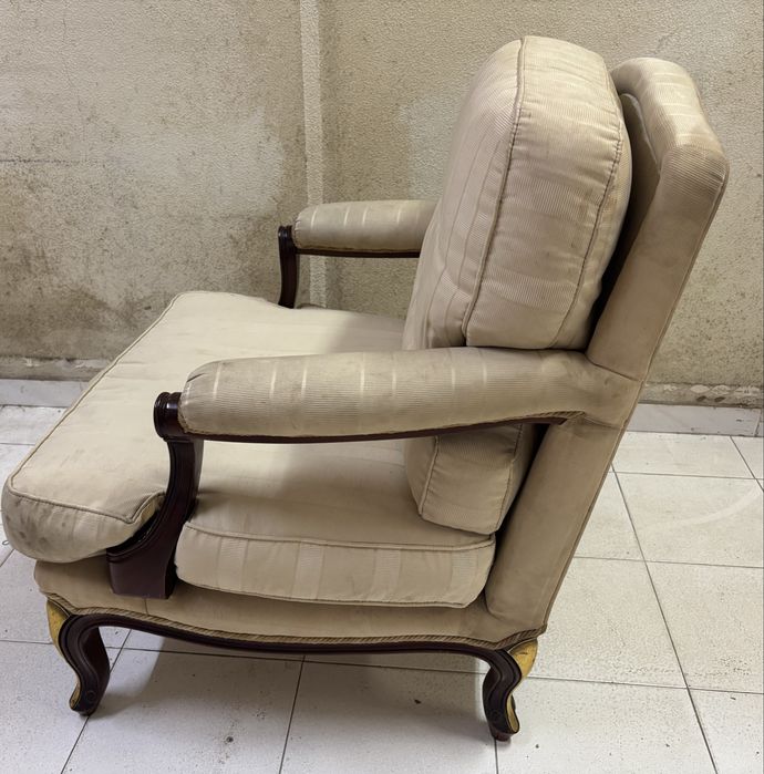 Conjunto de 2 cadeirões clássicos em madeira – elegantes e confortáveis