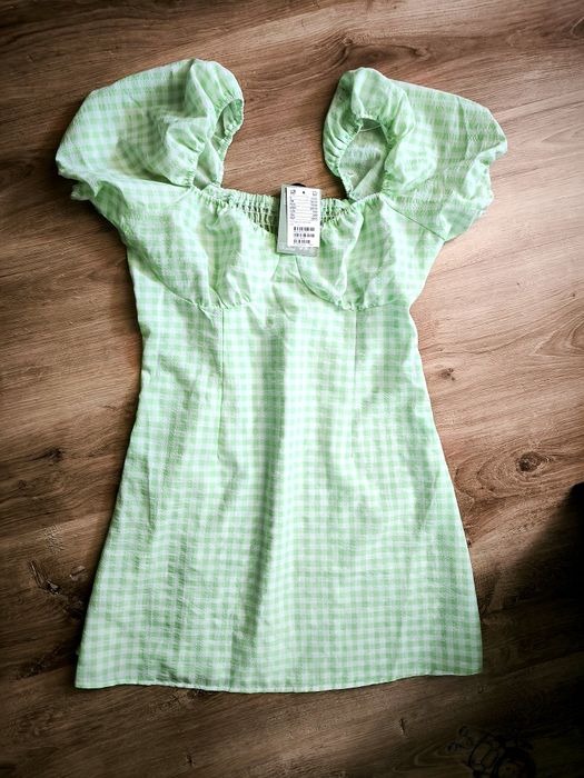 Sukienka w kratkę z bufiastymi rękawami