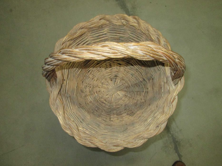 Cesto Antigo em verga para Utilização ou Decoração