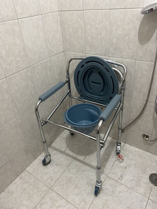 Cadeira sanitaria  e banho com rodas ( 4 em 1)  braga