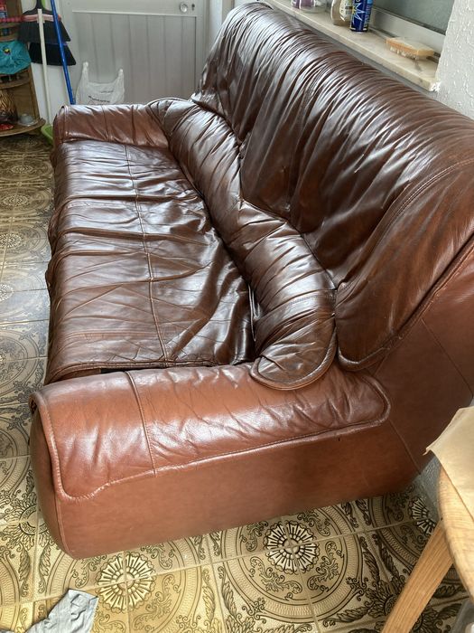 Sofa em pele usado em estado razoavel