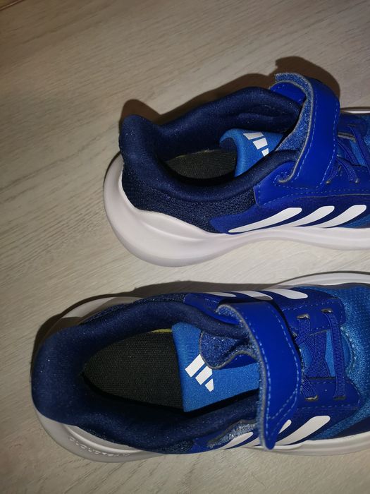 Sprzedam buty dziecięce adidas.