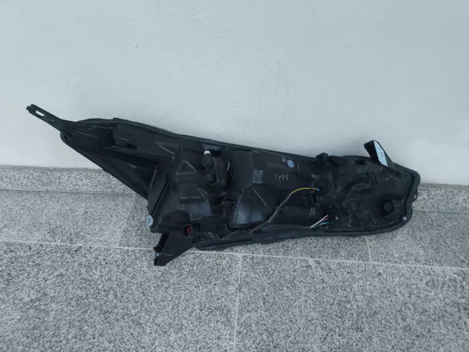 Farol esquerdo Nissan micra k14