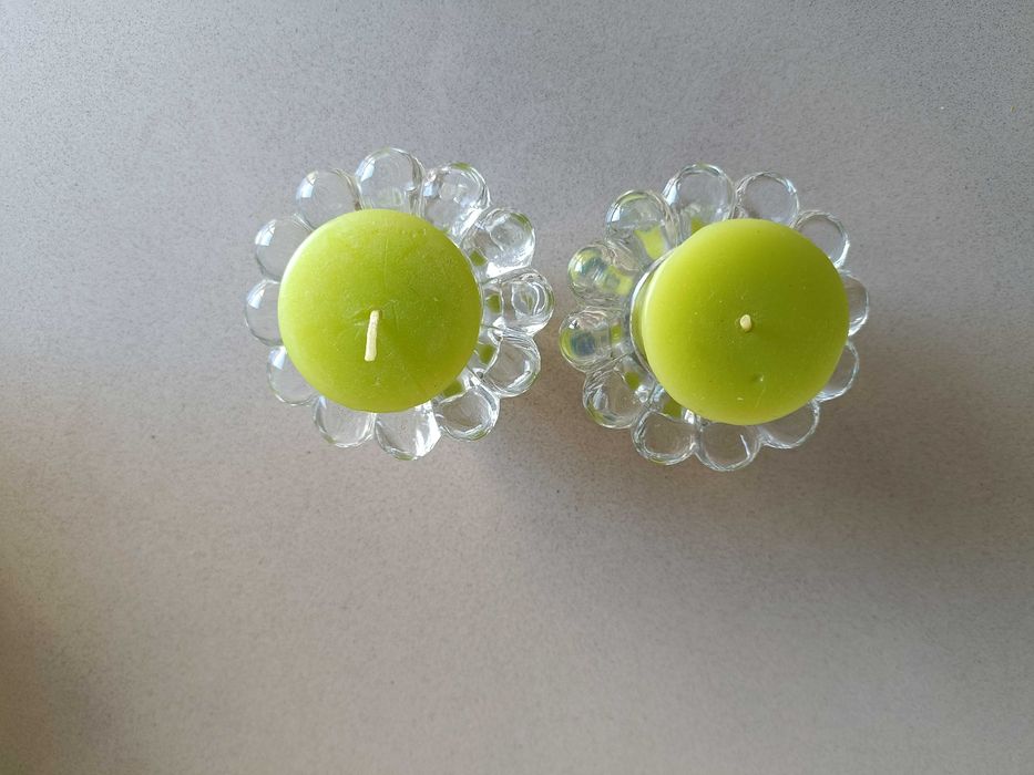 Par de castiçais de vidro em formato de flor, com velas incluídas