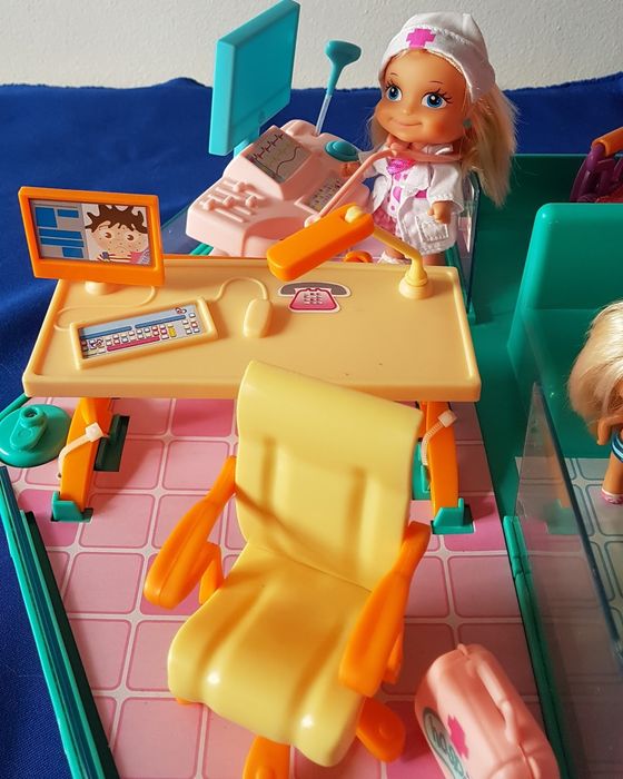 Boneca e acessórios