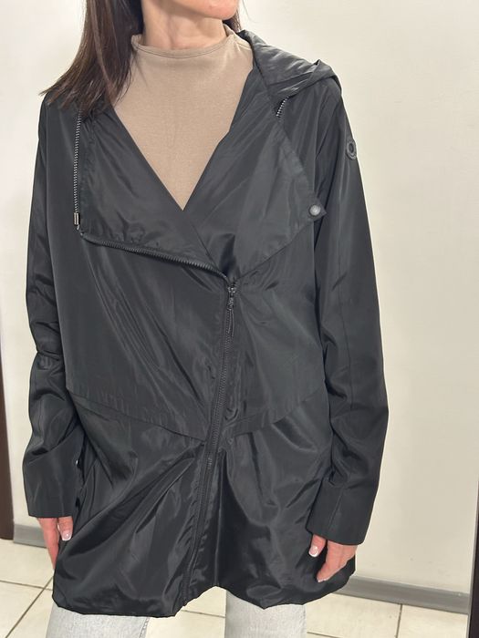 Лёгкий дождевик черного цвета