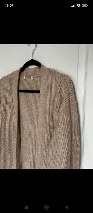 Długi beżowy sweterek