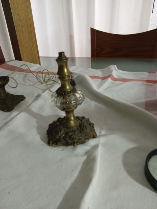 Bases de candeeiro de mesa em ferro muito antigos