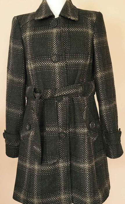 Cienki płaszcz z paskiem