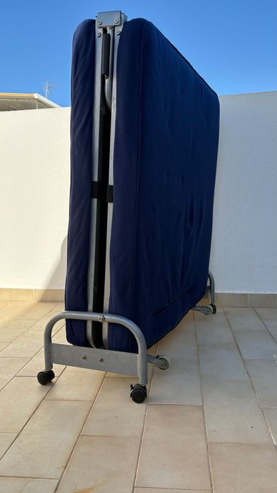 Sofá cama azul dobrável
