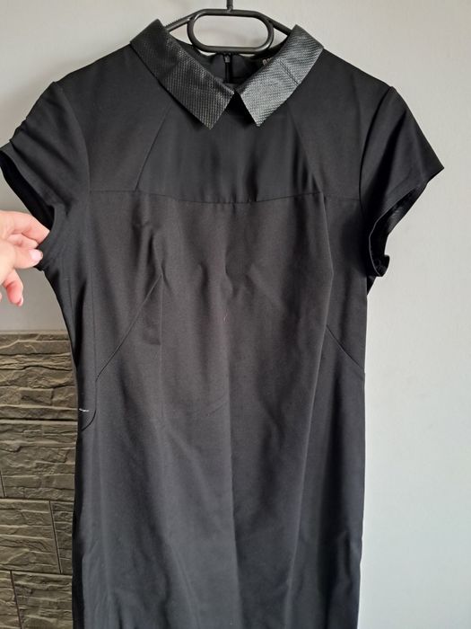 Czarna sukienka z kołnierzykiem L