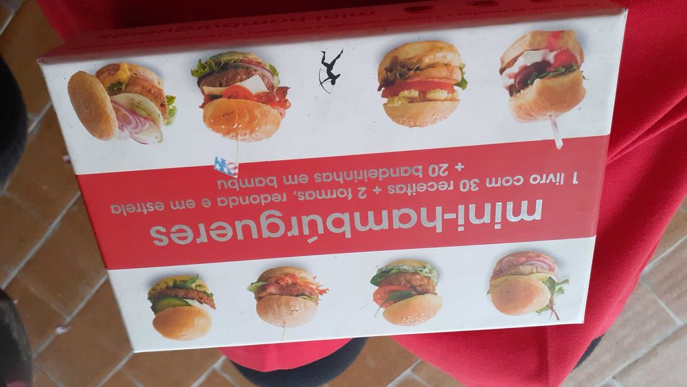 Livro Mini- hamburgueres, 2 cortadores e 20 bandeiras