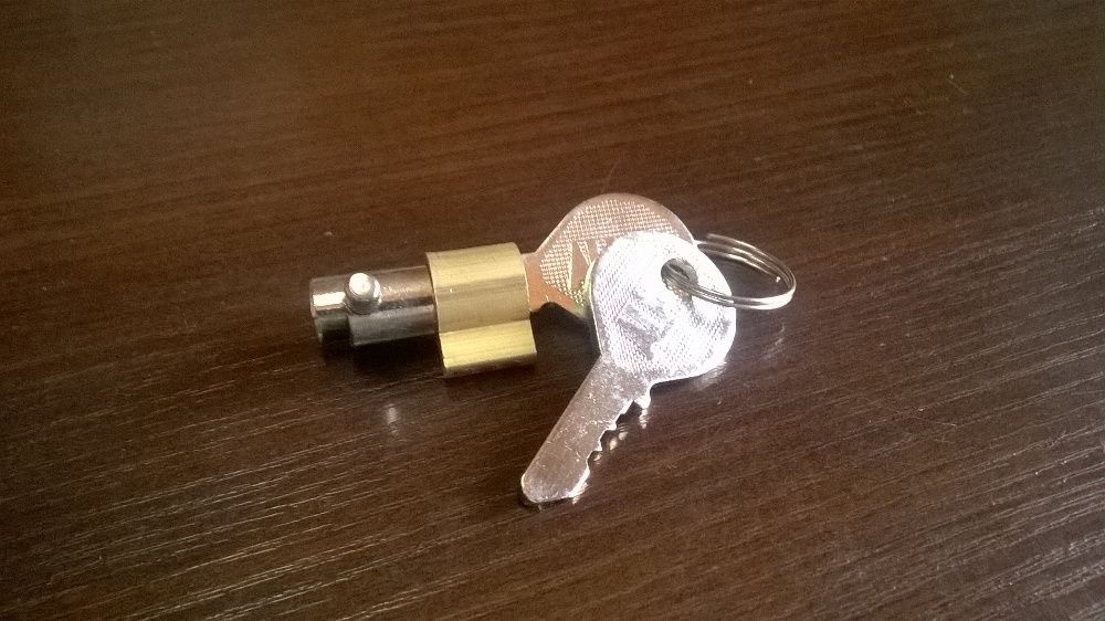 Duża wkładka zamka AL-KO zaczepu kulowego przyczepy, zabezpieczenie