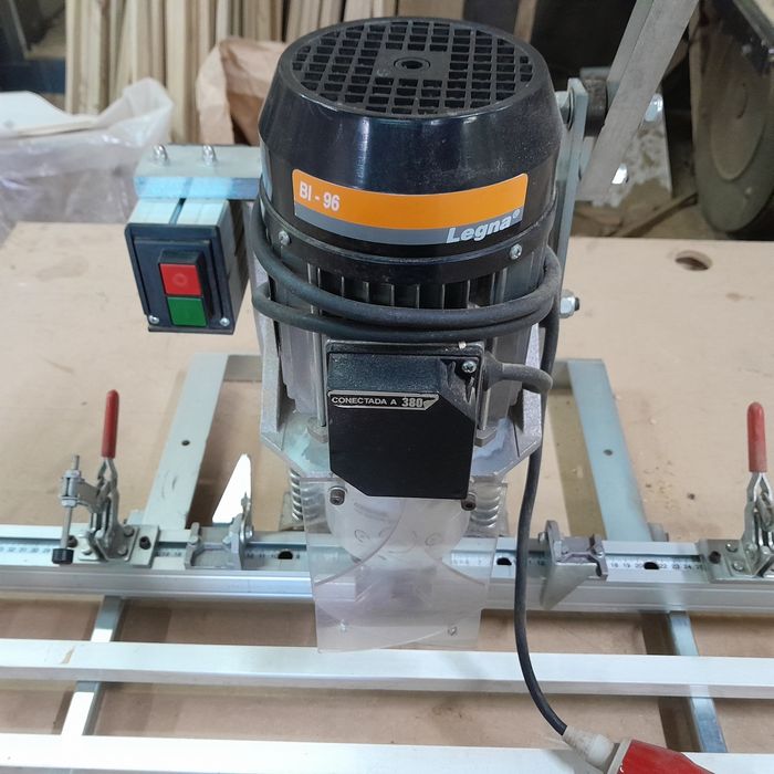 Máquina de furação para dobradiças de copo de 35mm ou outras
