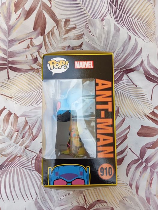 Funko pop Ant-Man 910 black light limited edition