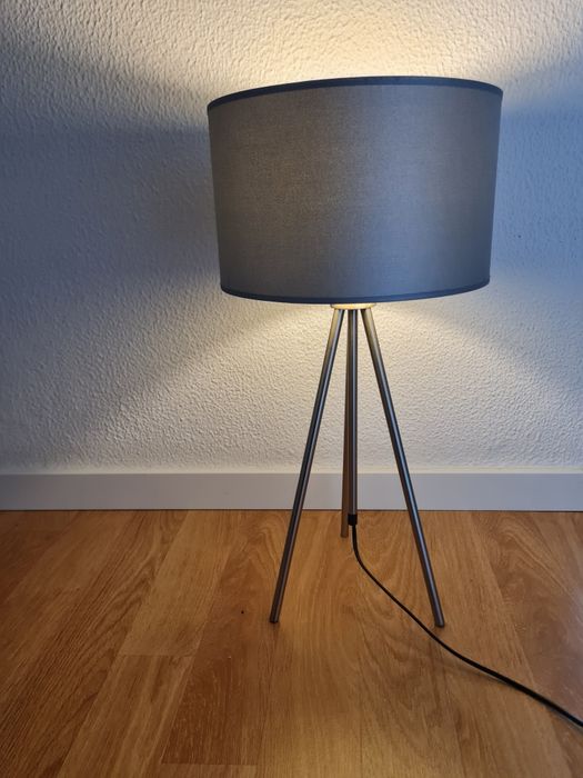 Candeeiro de mesa com abajour cinzento