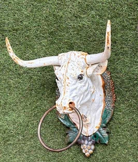 Cabeças de touros em ferro fundido, mural