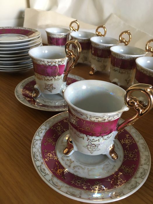 11 chavenas e pires de porcelana muito elegantes