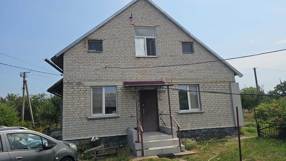 Міцний надійний будинок в тихому спокійному селі Є відеоогляд