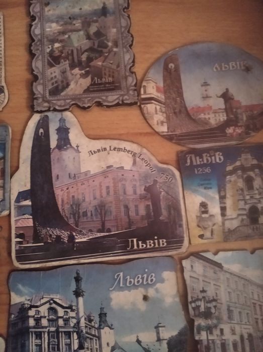 Магніти на холодильник.