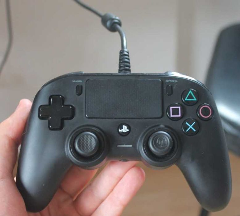PlayStation 4 standard com comando