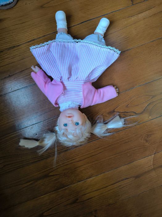 Boneca pequena , ótima para fazer penteados