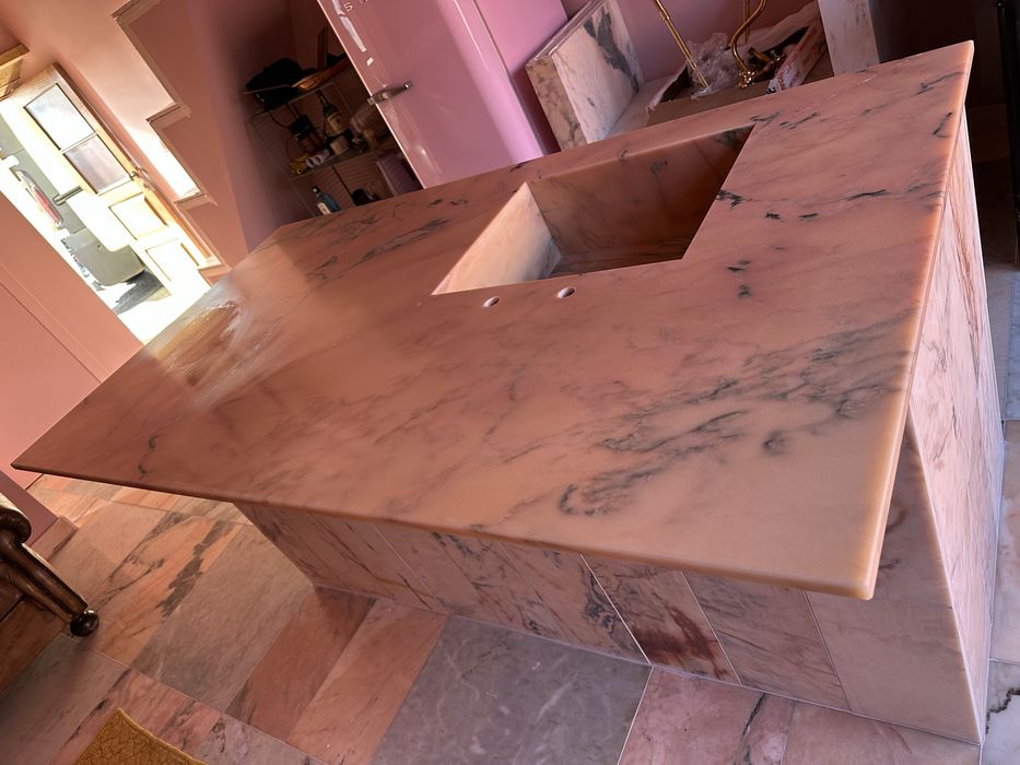 Ilha em marmore rosa