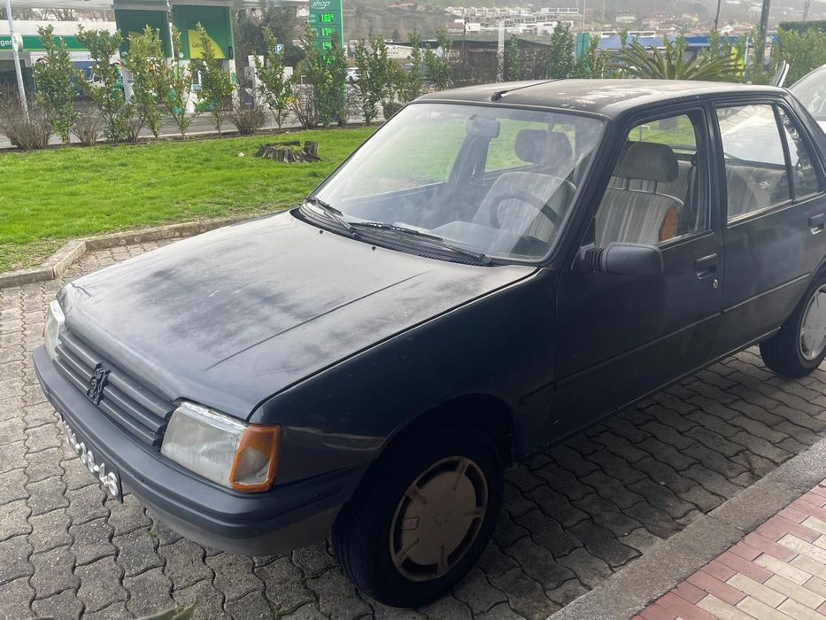 Peugeot 205 em bom estado