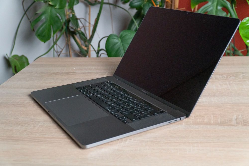 MacBook Pro 16" 2019 Touch Bar 32gb ram, 1TB, Intel i9 2.4 ghz,