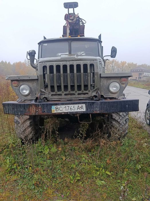 Урал лісовоз з маніпулятором