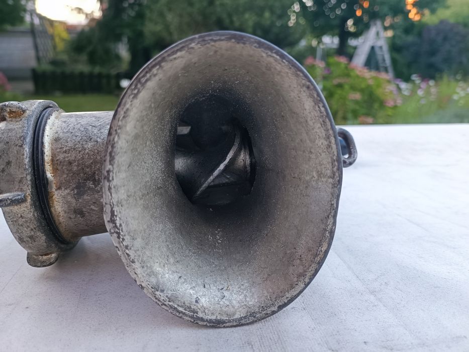 tradycyjna, ręczna maszynka do mielenia mięsa